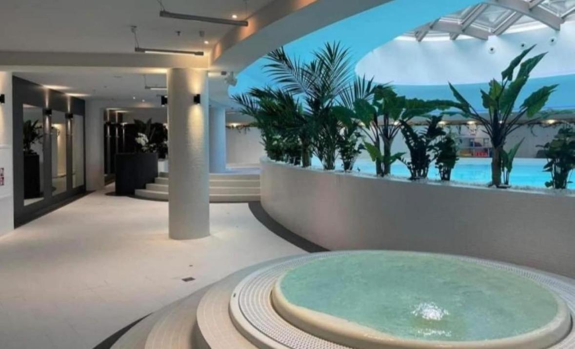 Hanza Tower White 24 & Jacussi & Pool Apartment