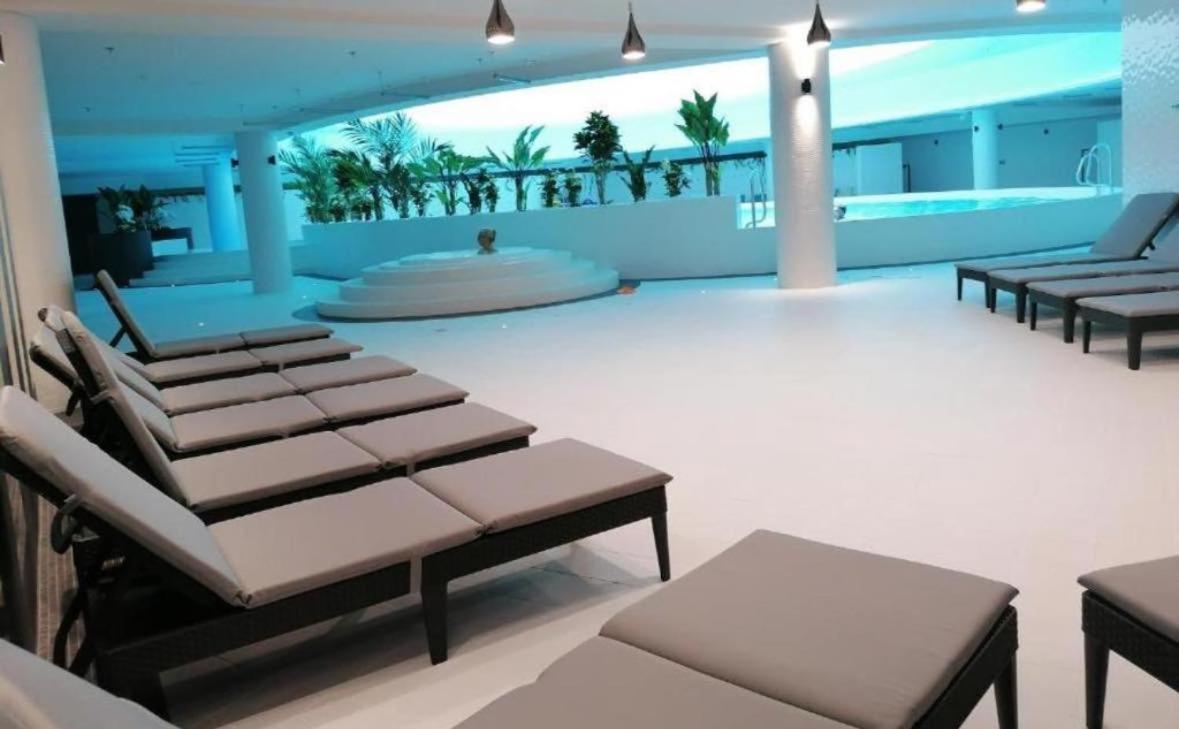 Hanza Tower White 24 & Jacussi & Pool Apartment *